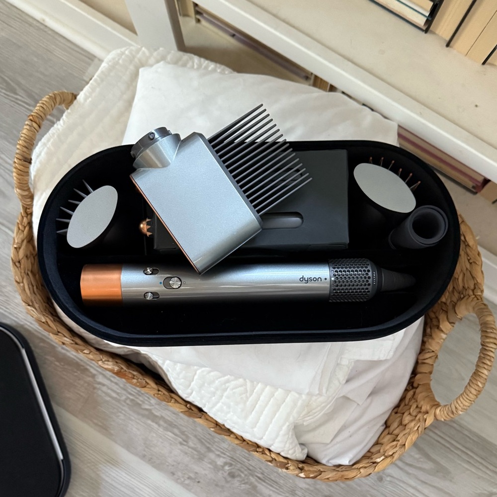 BRAND NEW Dyson Airwrap (Complete/Long Nickel & Copper) BONUS WIDE
TOOTH COMB